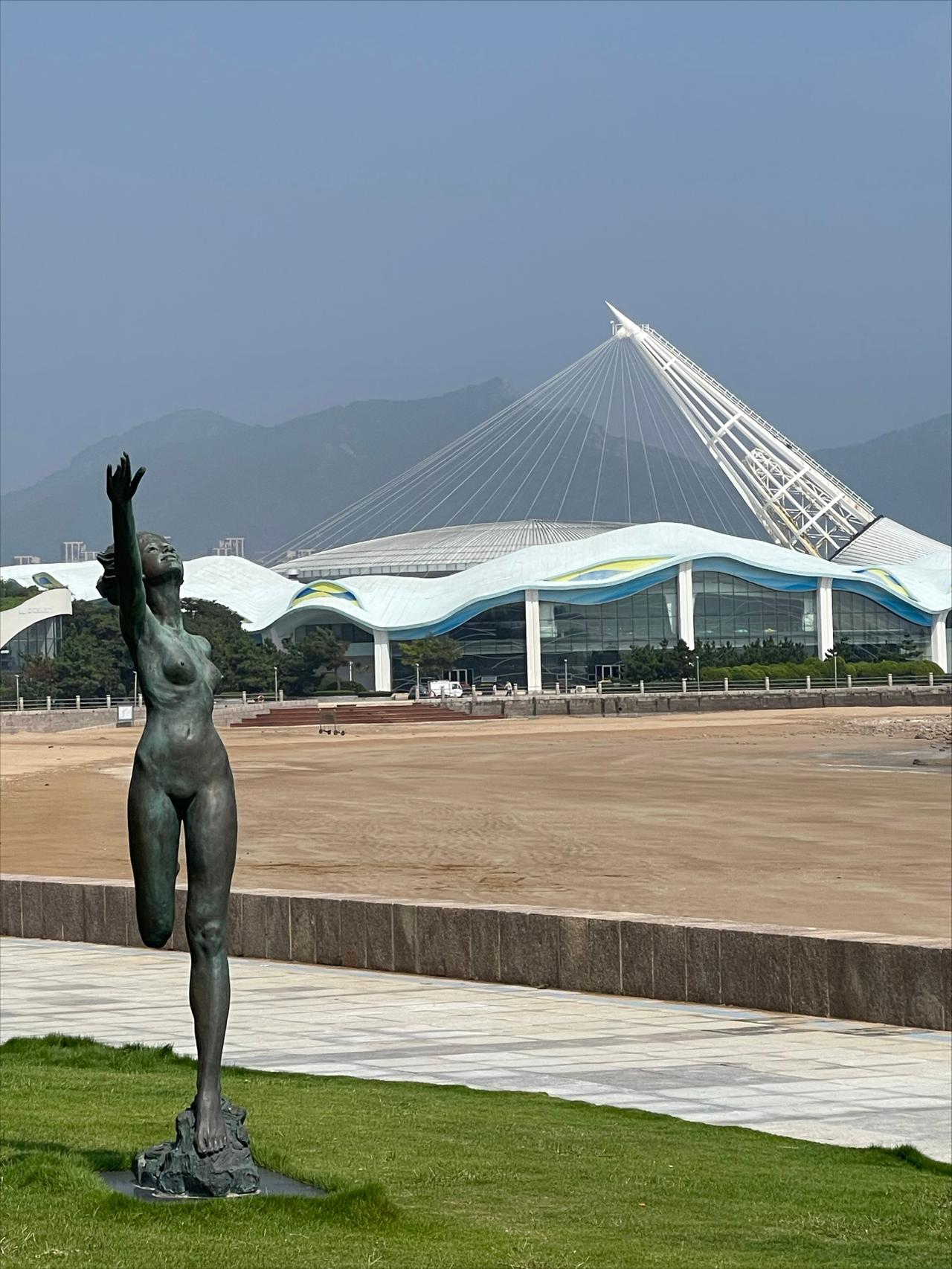 青岛雕塑园听海