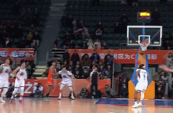 邹阳的三分球：赛季前6场，25投4中，命中率16%；最近5场，27投15中，命中