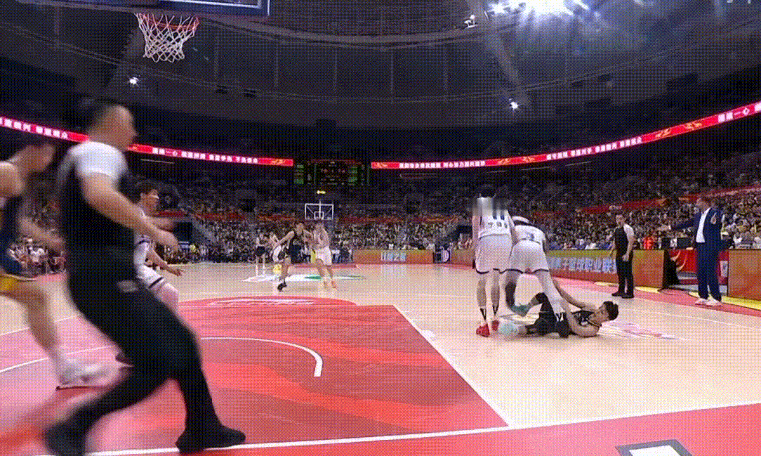 好球，崔永熙从天而降上演飞身大帽！徐杰两罚稳稳命中，广东队领先3分！广东男篮vs