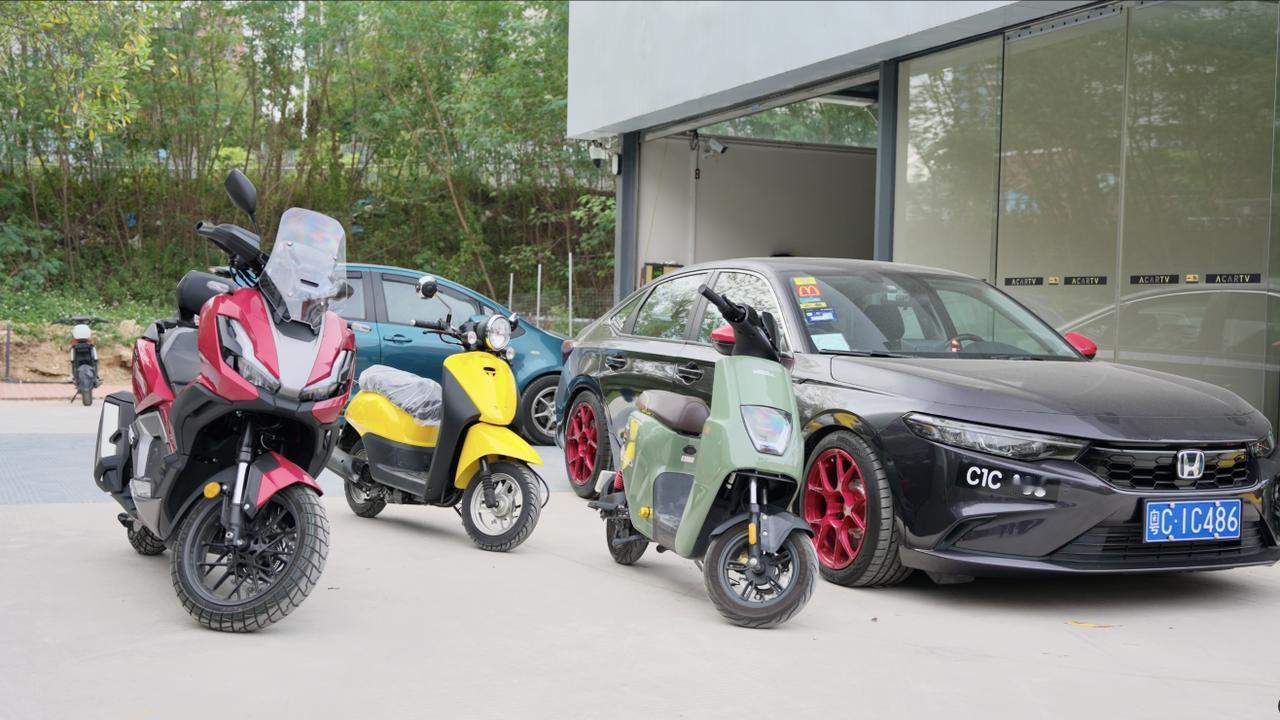 今日再添一辆本田摩托车
哈哈哈哈哈哈哈哈哈
这台黄色本田Today只有50cc