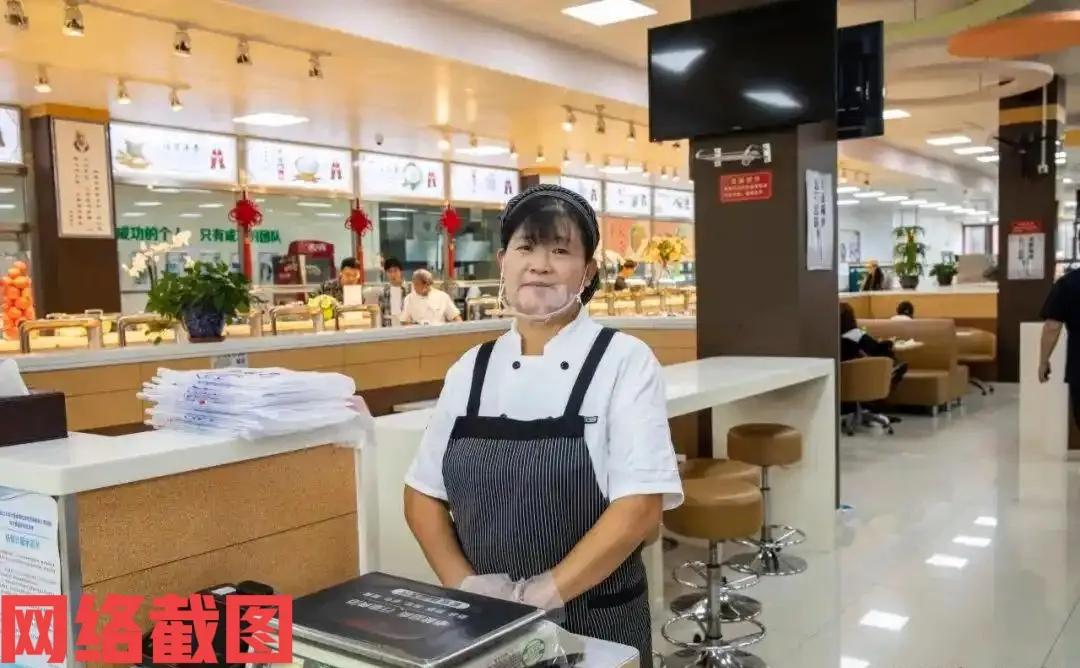 辽宁大连有高校女生的饭卡丢了。

此刻女生也是着急，想了几次都没有想到丢在哪里，