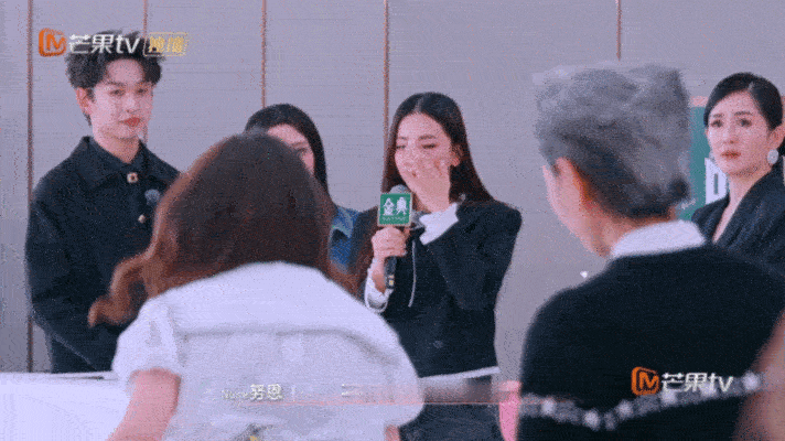 李艺彤和月亮姐姐的友情太好哭了 李艺彤和月亮姐姐之前的这份友谊就是很让人动容，那