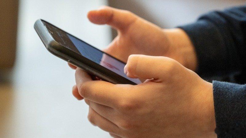 凤凰新闻【明年起给好友发淫秽信息违法？律师：现在也违法】12月22日，明年起发淫