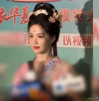 国风为什么受年轻人追捧  国风，是民族文化的瑰宝，年轻人追捧它，是对家国情怀的深