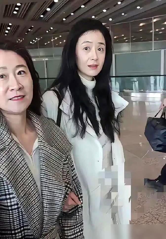 蒋欣这减重狠得有点离谱。
 
171的个子，从140斤降到112斤，前后折腾好几