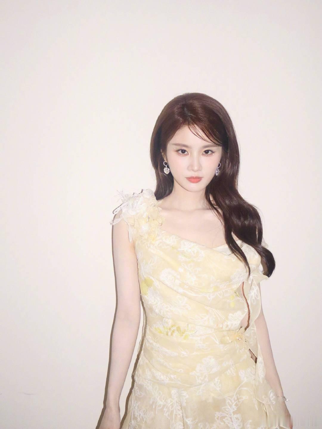 张慧雯直播  张慧雯直播好有趣，还给自己打气，勇敢牛牛不怕困难哈哈哈哈，期待二公