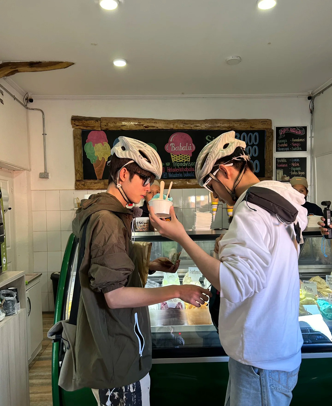 田嘉瑞荣梓杉同吃一个冰激凌🍧 [偷笑] ​​​