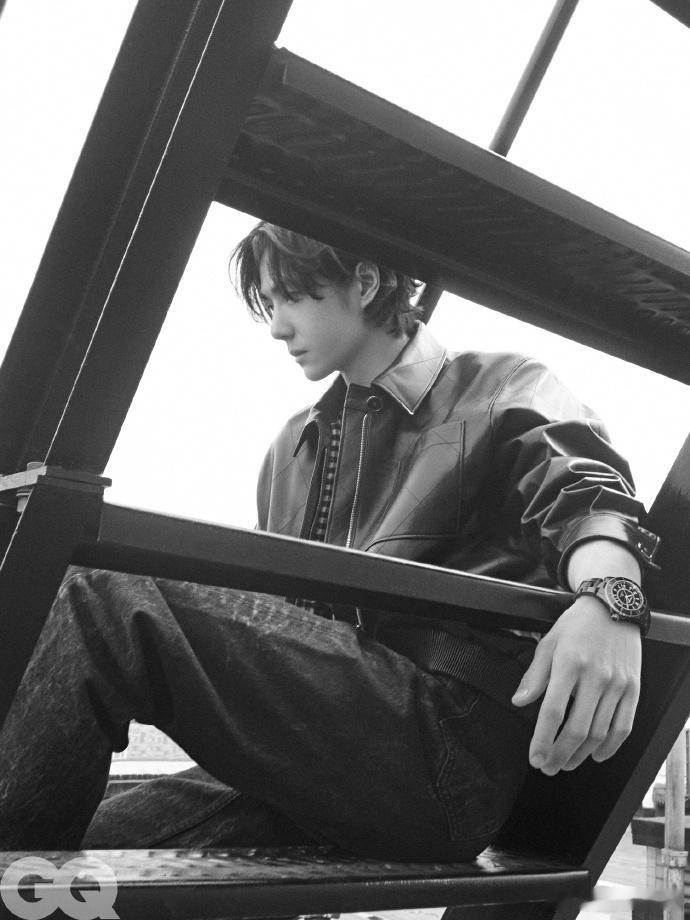 王一博你在天台干什么呢 王一博在天台上依旧帅气诶 