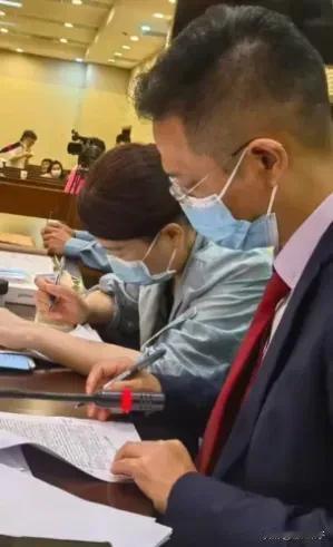 大娘S鸭子嘴硬！
否认T娃还倒打许妈一耙，
声称许妈“三先”机会性大，
自己后生