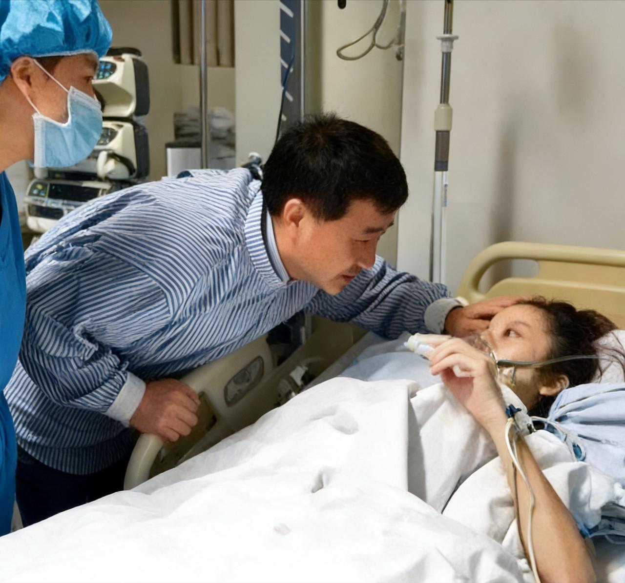 2015年，歌手姚贝娜病重期间，主治医生前来查房，一张罕见的留影，镜头中的她身上