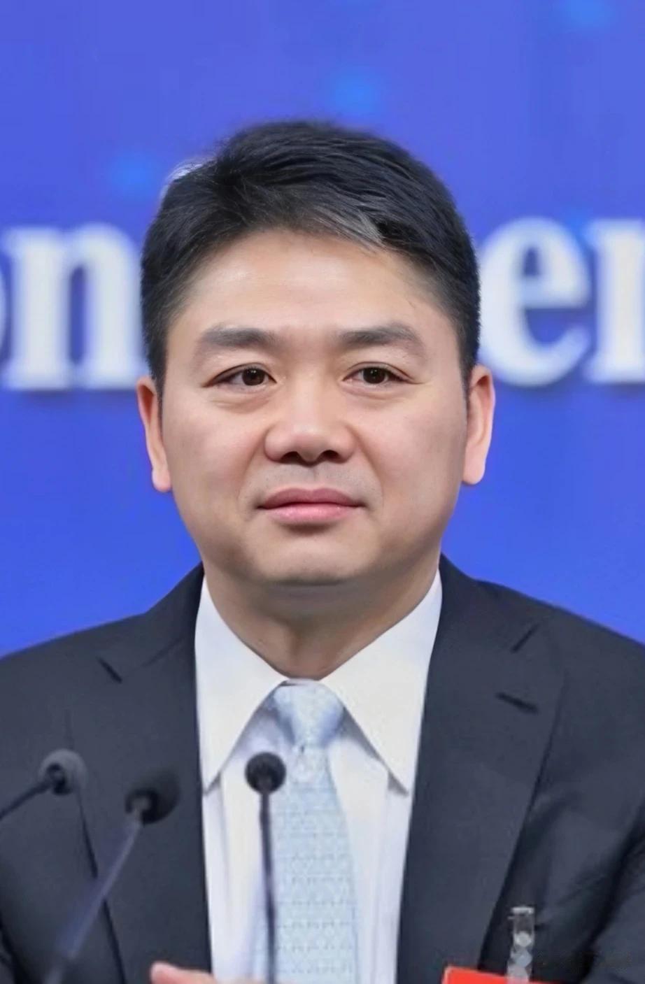 记者问刘强东:您觉得，您是企业家吗？刘强东说:衡量是不是企业家，要看他有没有家国