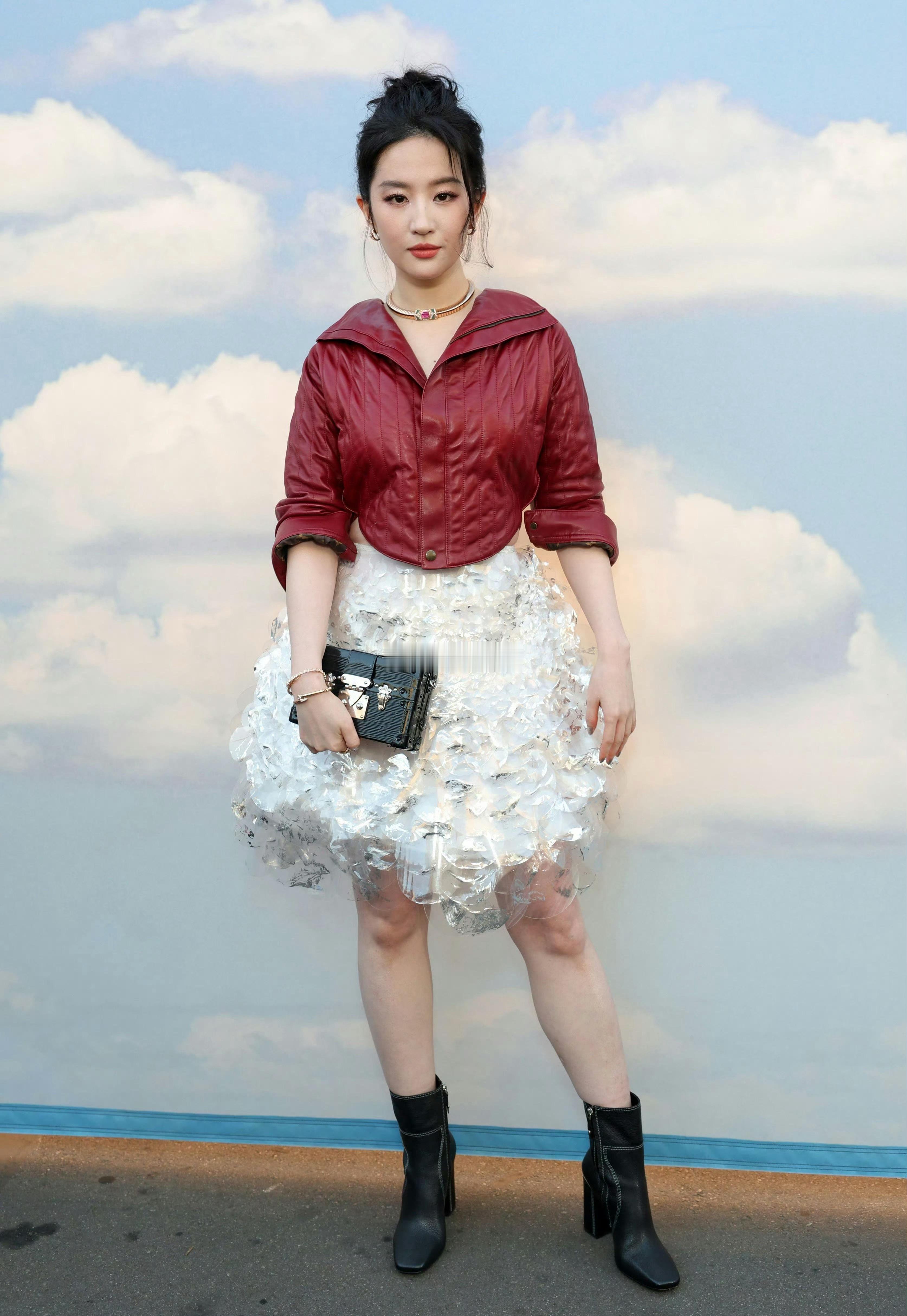 刘亦菲这造型，把脸挡住只看衣服是真的灾难 ​​​