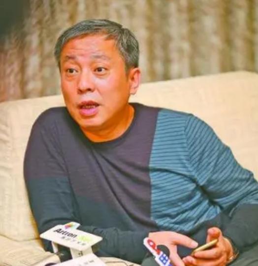 他是上海最高调的隐形富豪，手握15家上市公司，坐拥380亿却钟爱吃十元盒饭，用2