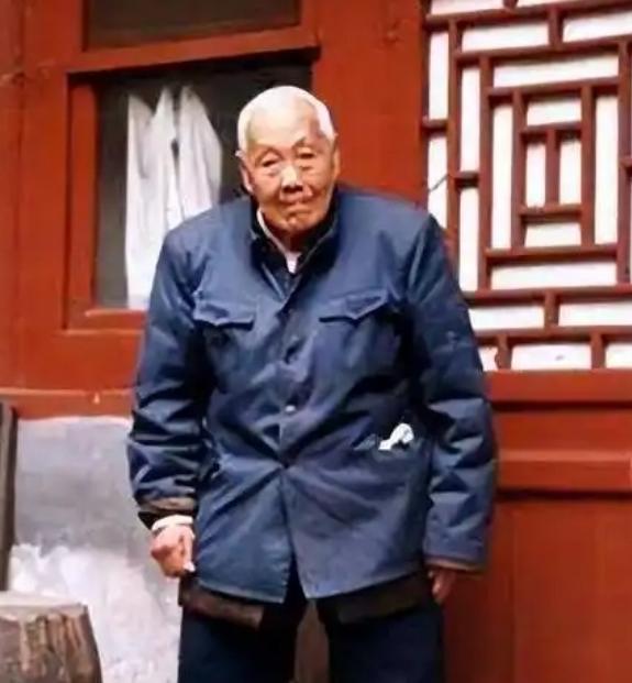 清朝太监口述往事：后宫妃子洗澡全程不动手，毫不避讳在场太监，很多经历让太监倍感屈