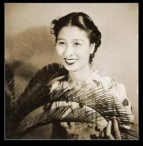 1940年，郑苹如被押到小树林，两个特务直勾勾地看着她，感叹说：“多漂亮的女人，