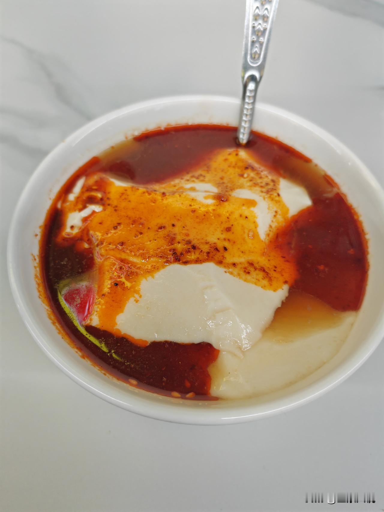 大家看看这是什么小吃？
     陕西乾县豆腐脑很有名，但这也太素清了吧？
  
