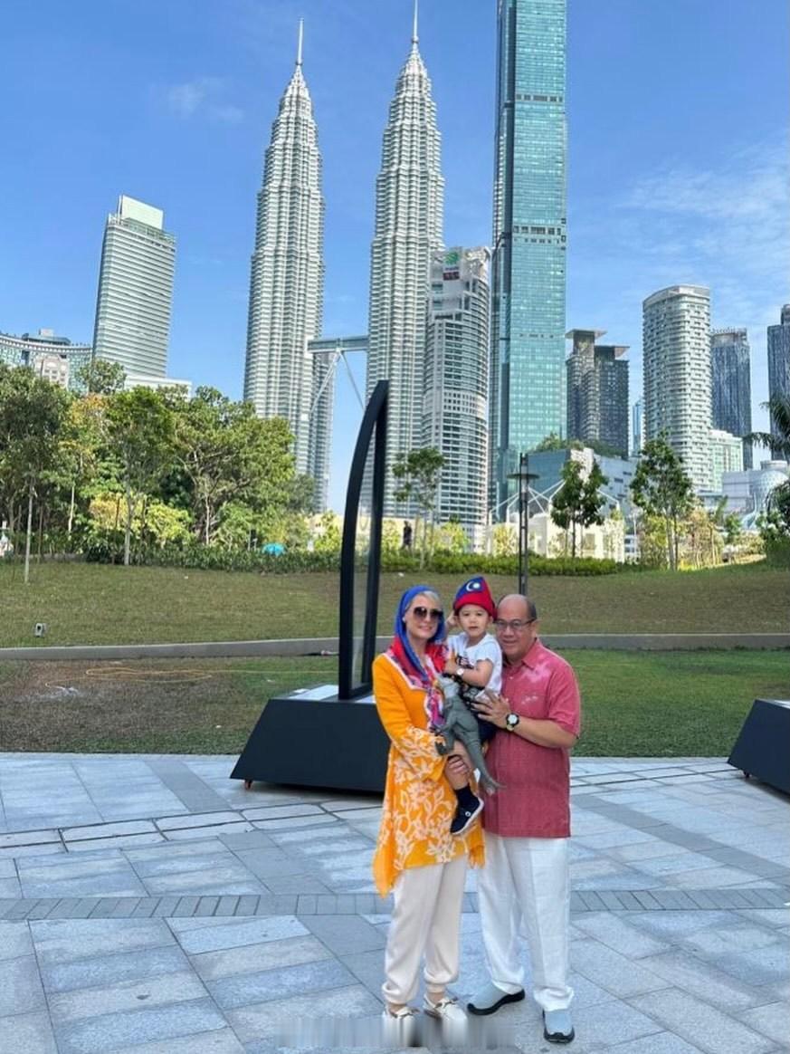 王室[超话]王室马来西亚王室吉兰丹 索菲发的国庆全家福。 ​​​