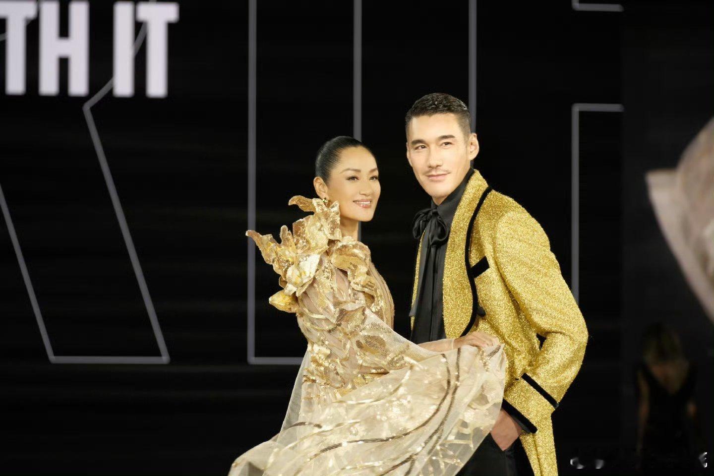 胡兵瞿颖金色战袍巴黎走秀  胡兵瞿颖两个人的时尚风格真的是太像了吧，其实能够感受