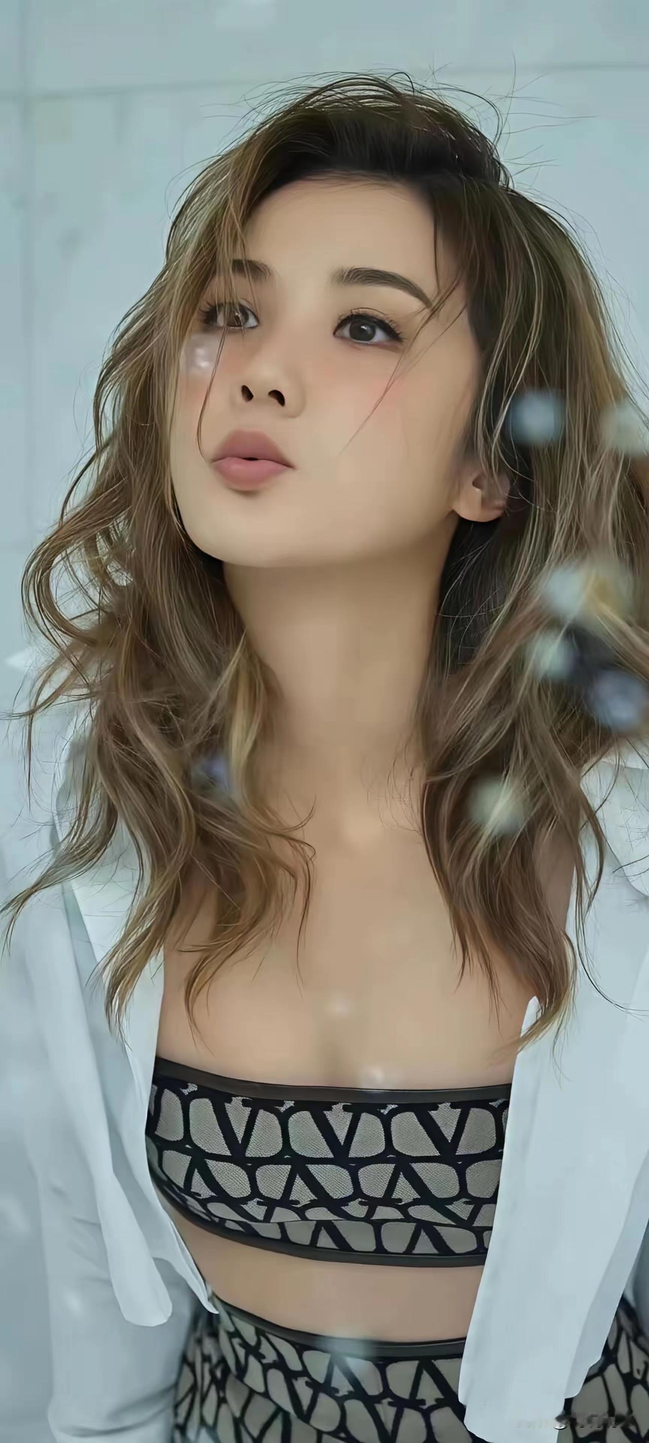 相比较组合的另一位，我更喜欢她……