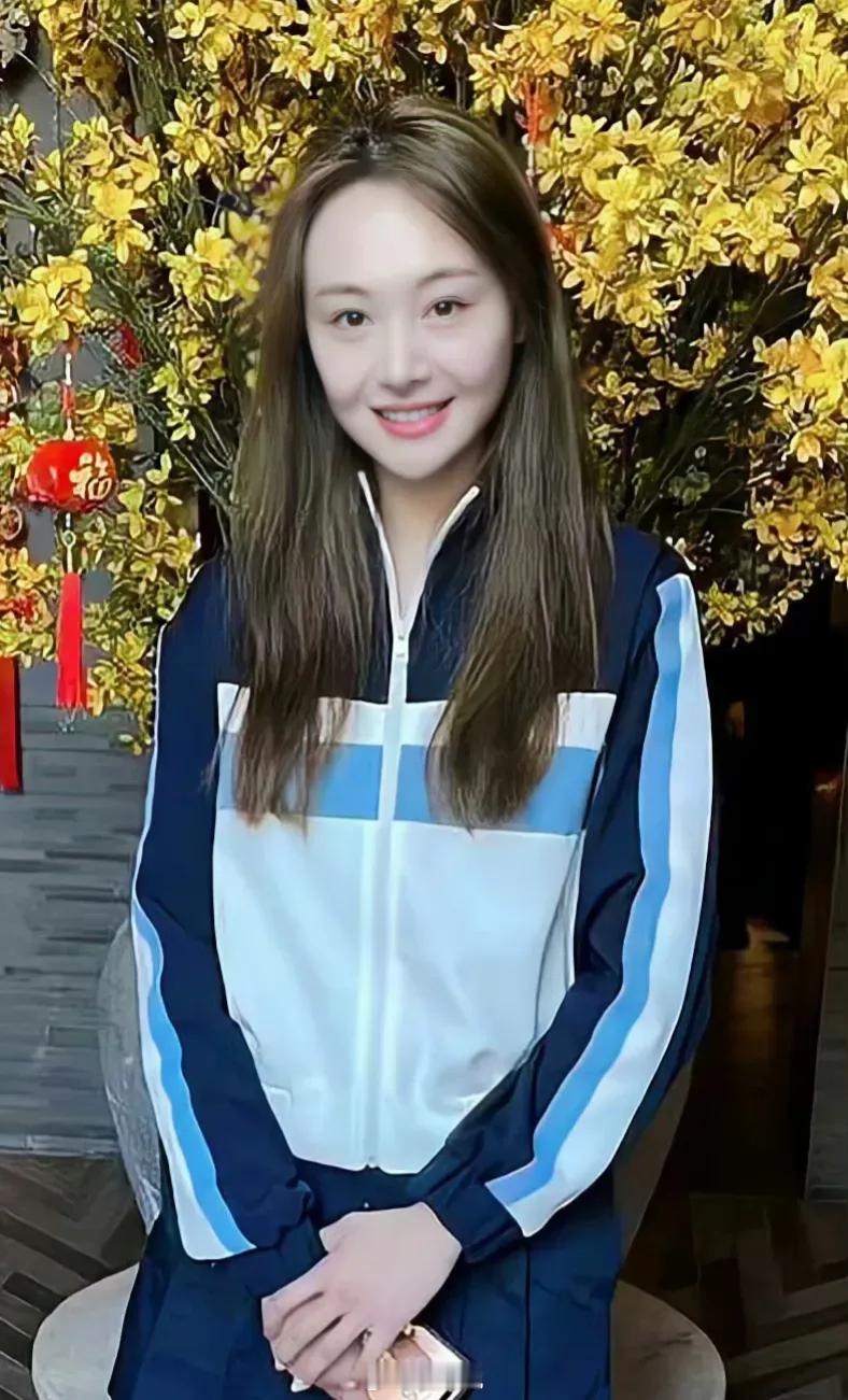 近期郑爽照片，看起来状态还不错～ ​​​