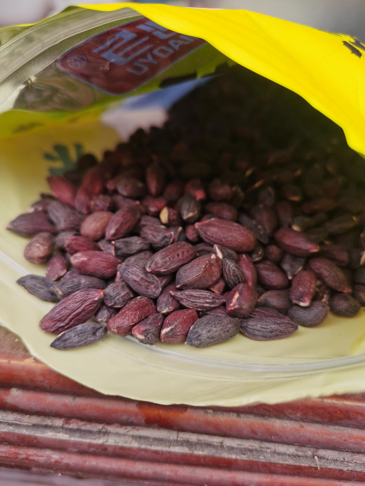 刚买的黑皮花生，煮粥以后，变白了，这个不是染色的吧？大家帮忙看看。以前没吃过这种