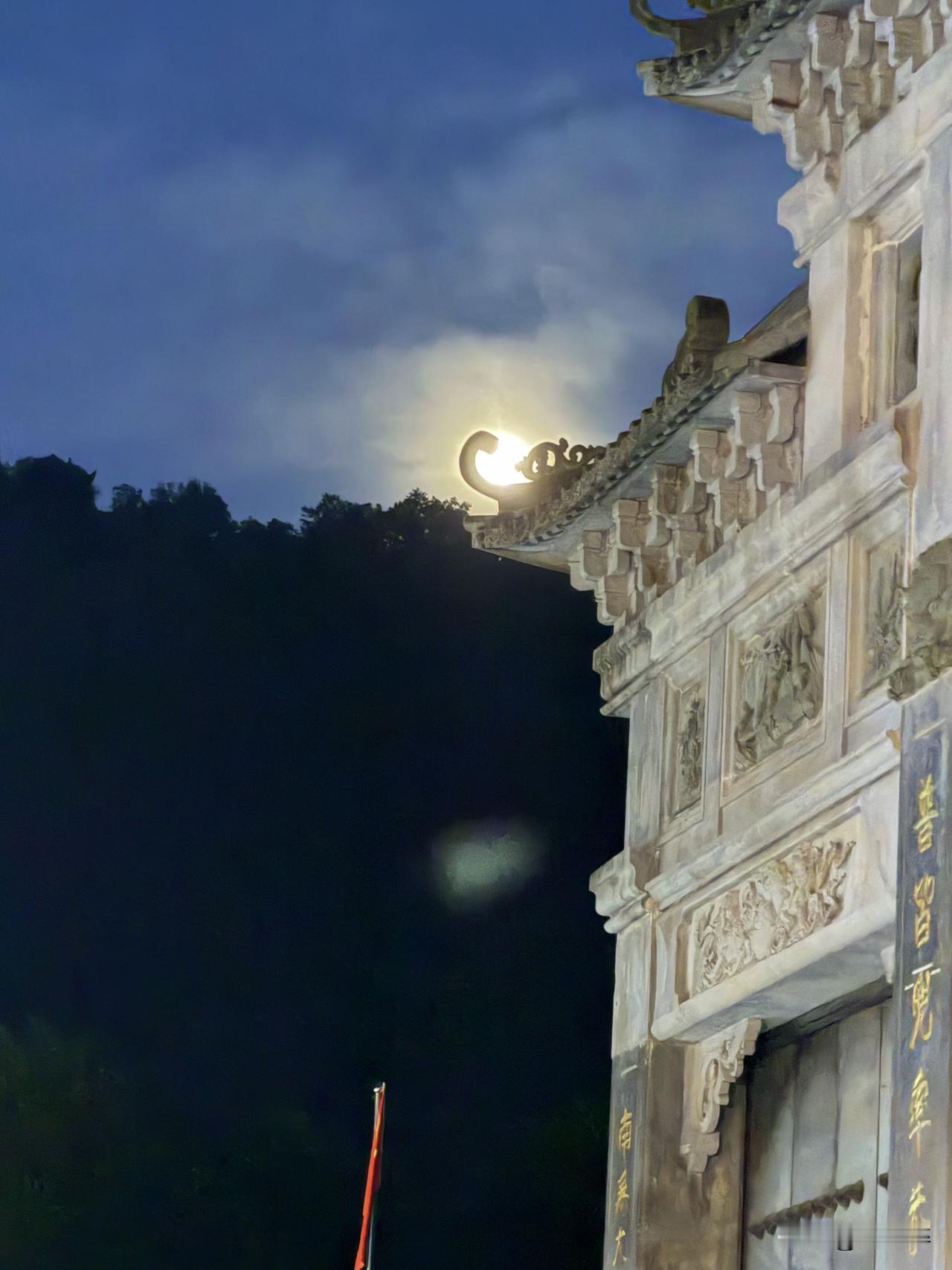 一提仇官仇富，很多人直接归结为穷人嫉妒，这是把复杂的社会情绪简单化了。
普通人并