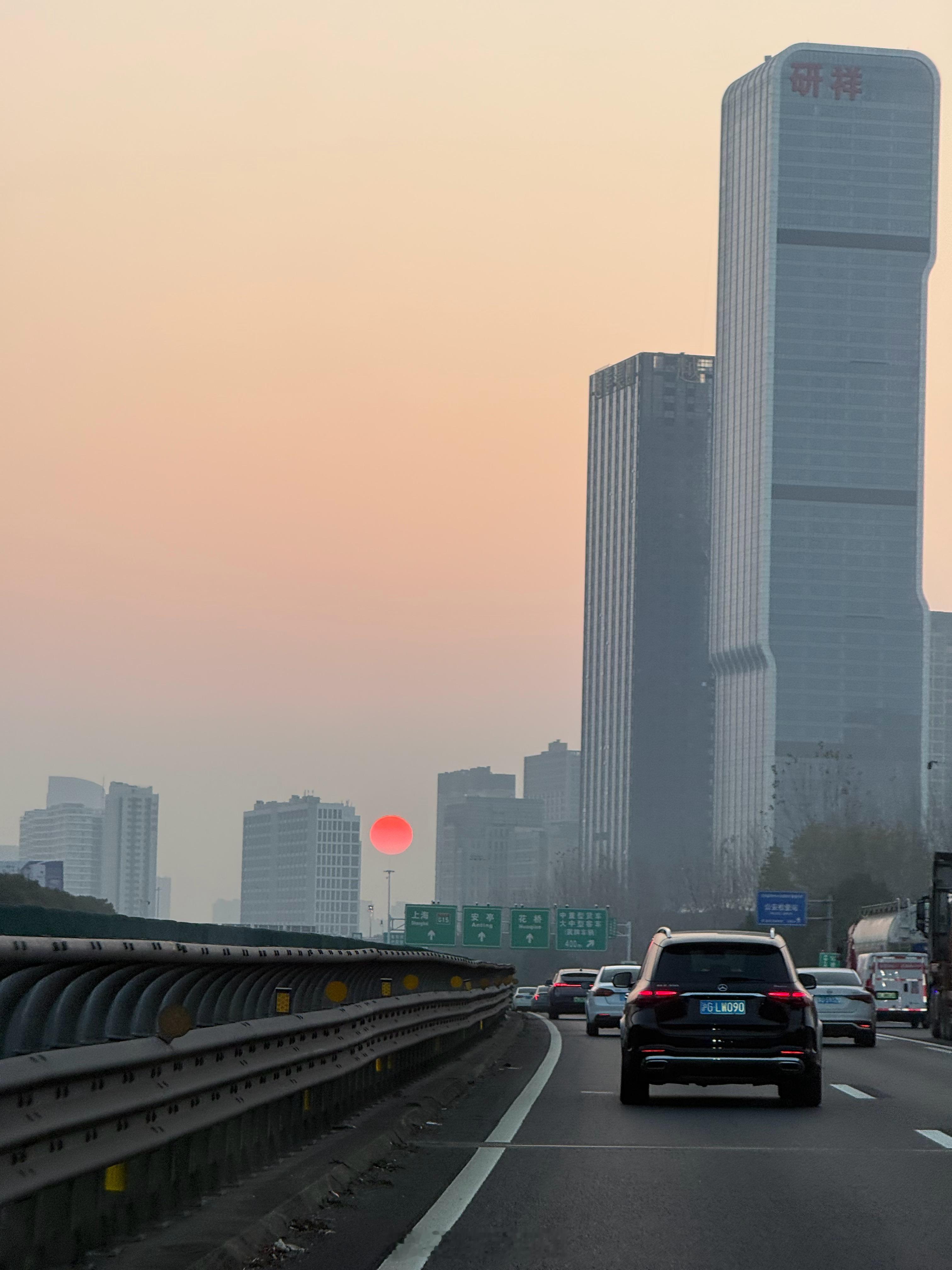 早~我虽然不喜欢早班机，但这日出确实也不是早高峰能看到~ 