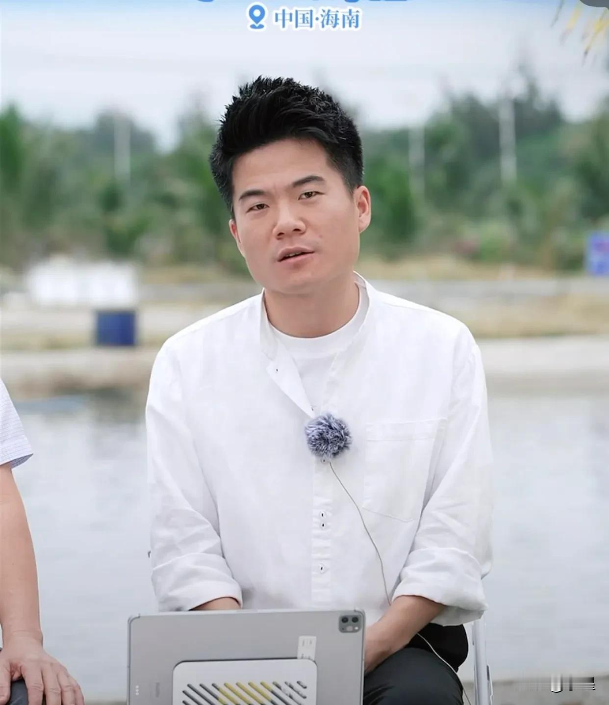 董宇辉在海南的访谈开始了
嘉宾有首席科学家，有大学教授
也有企业董事长，产学研一