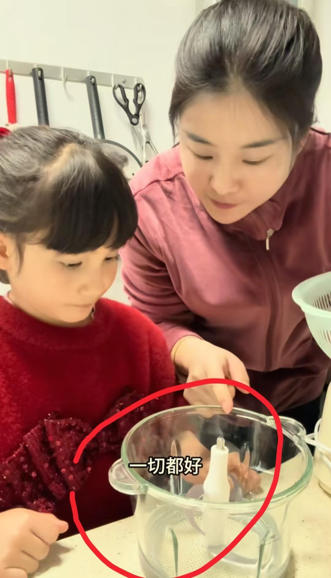 现在全网最闹心的女人，就是网红中德苏西的小雪了吧！
不是因为单亲带娃日子难，也不