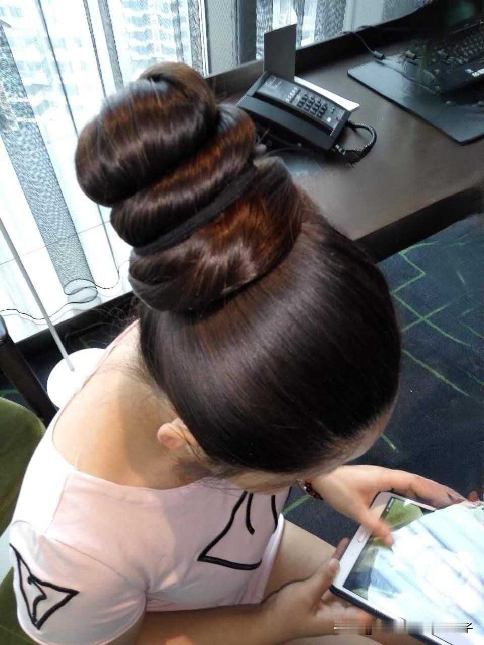 美丽的螺髻，“螺髻凝香晓黛浓”，它形状如螺壳卷曲优美，梳理时先用黑丝带轻柔稳固地
