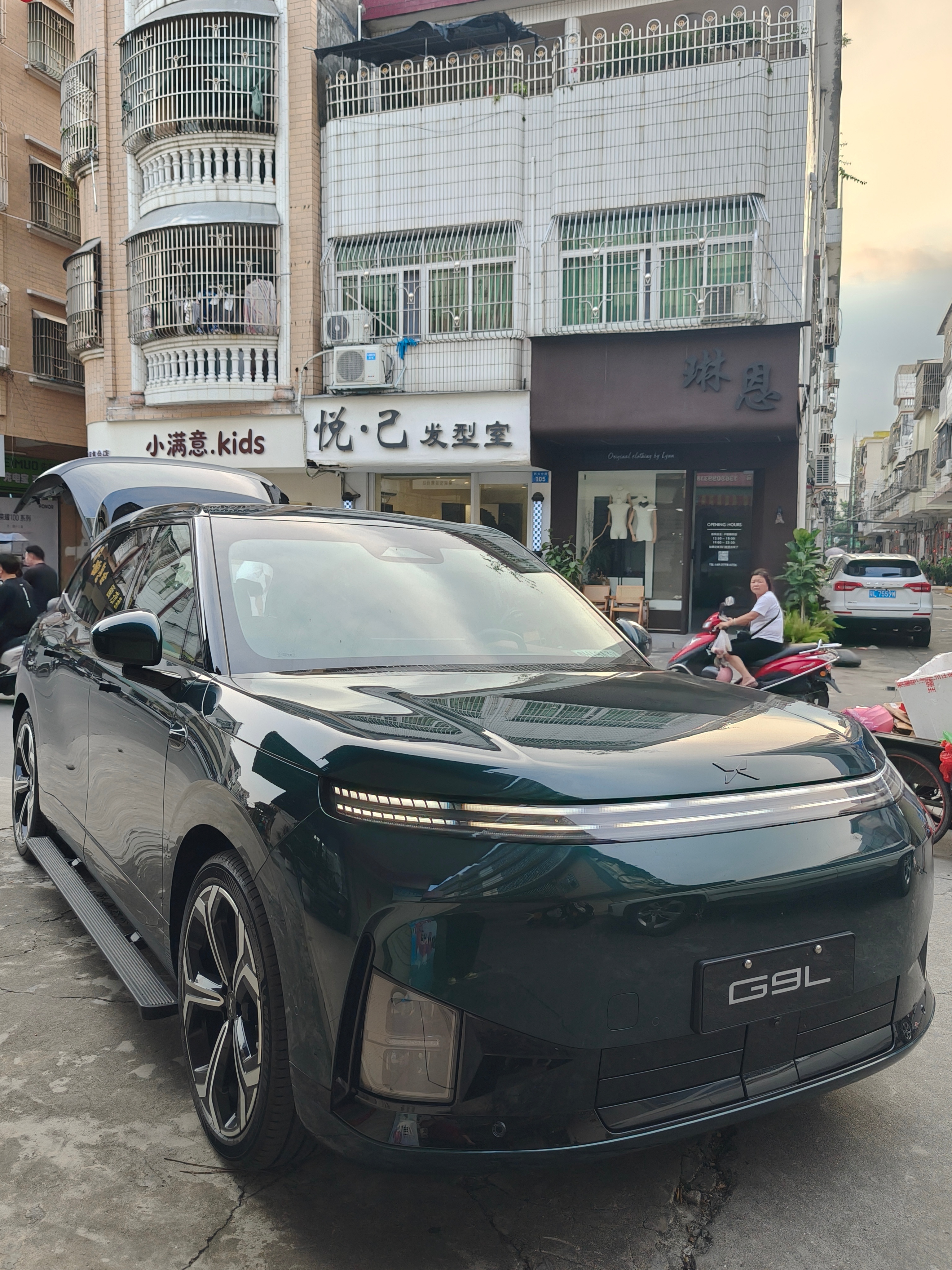 小鹏 G9L 真是不简单，回到小镇上往街边一停就是最靓的仔，这个尺寸加上这个设计