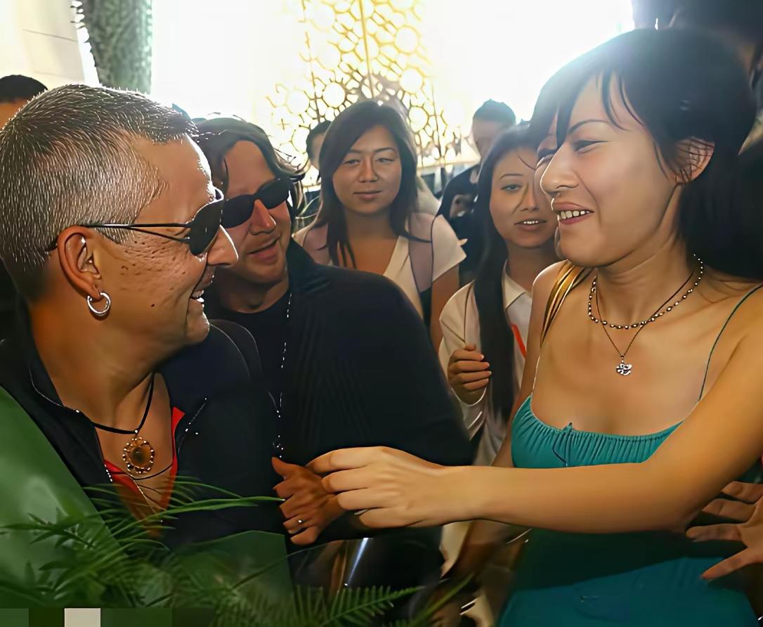 田贵人年轻的时候颜值并不高，，之所以拿捏住王石头，一方面是年轻，另一方面就是老王