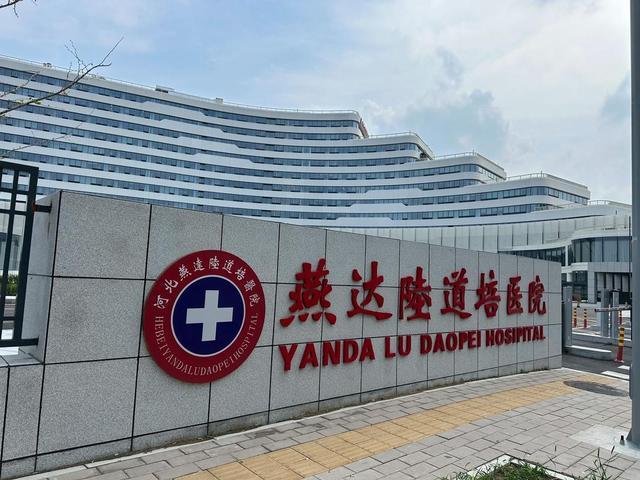 说实话，刚刷到于笑求婚视频时，我也觉得挺甜的。

但多看两遍，不对劲了。

大家