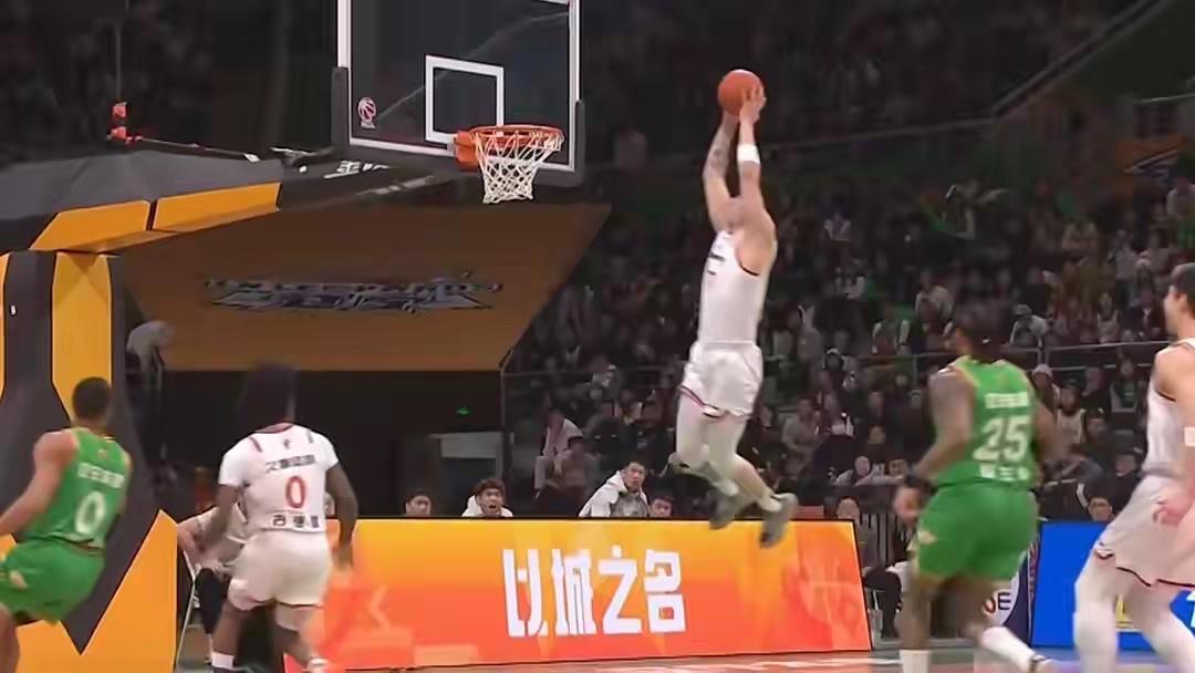 辽宁队65-91在家门口被上海队按地上摩擦，毫无还手之力，输得老惨了，作为广东球