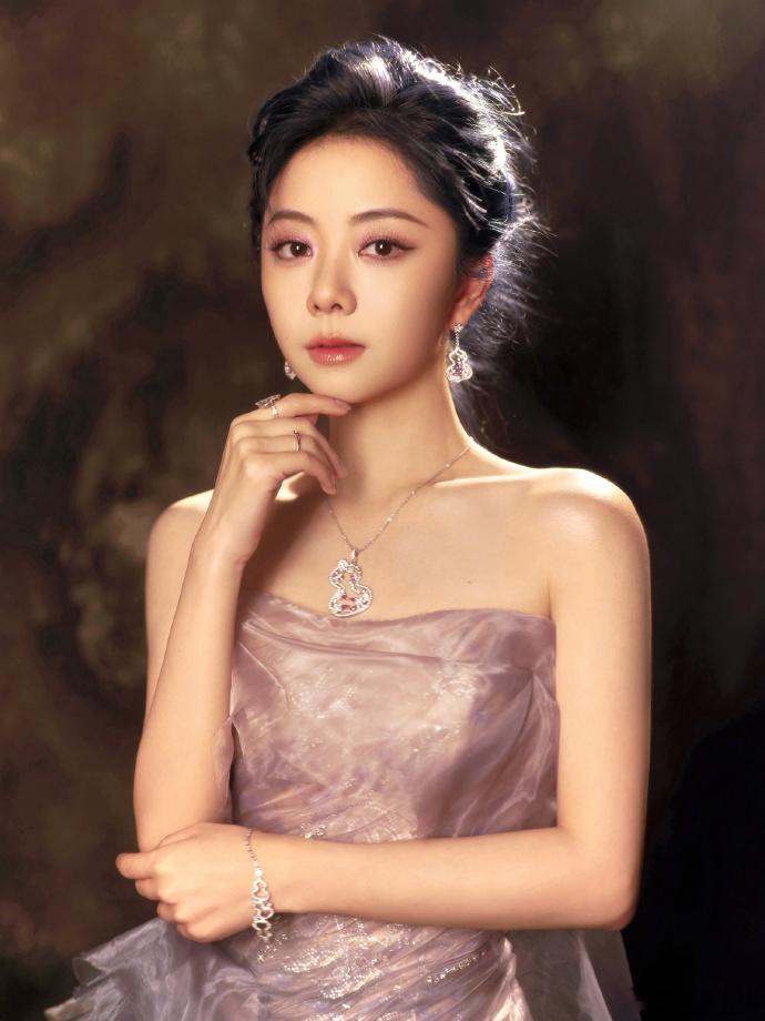 谭松韵紫色抹胸纱裙 谭松韵紫色抹胸纱裙，谭松韵腾讯视界大会造型图，完全就是优雅复