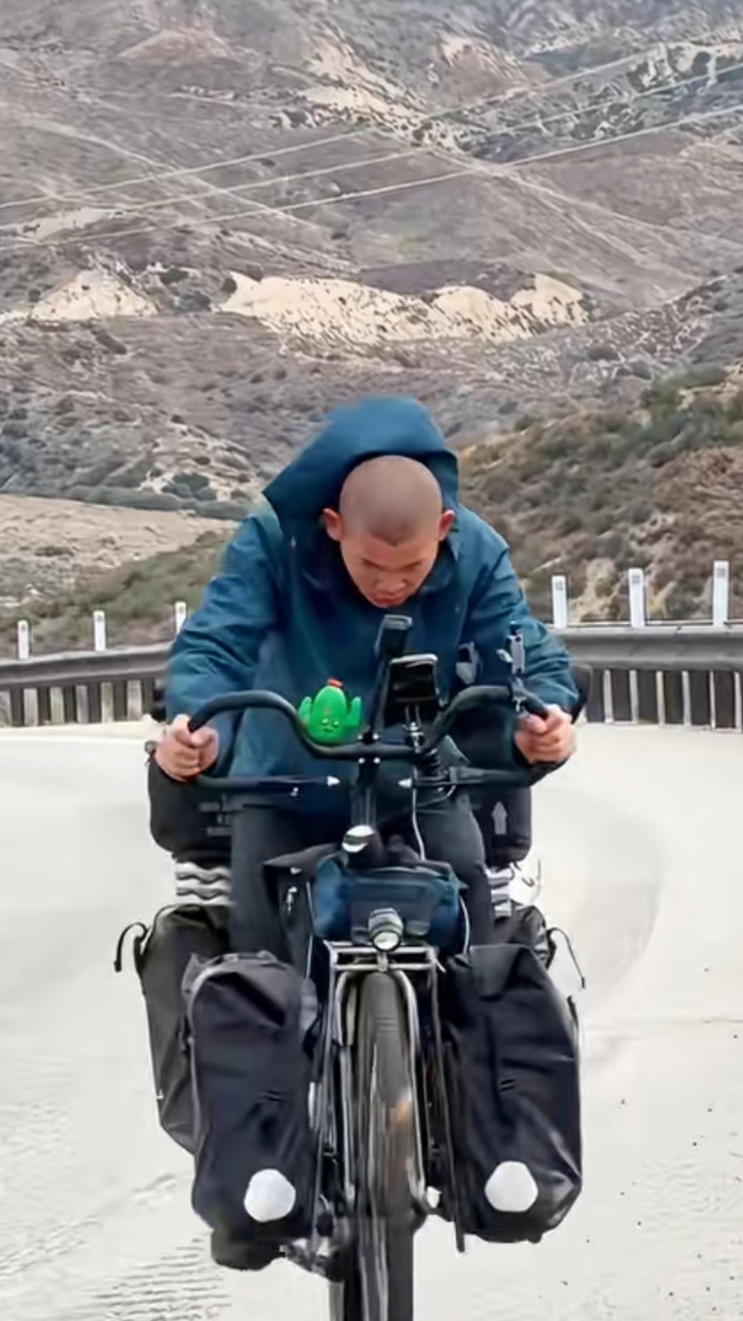 最近几天广西水灾牵动着无数人的心，昨天辽宁籍骑行博主〔胡远行〕在环美骑行路上，向