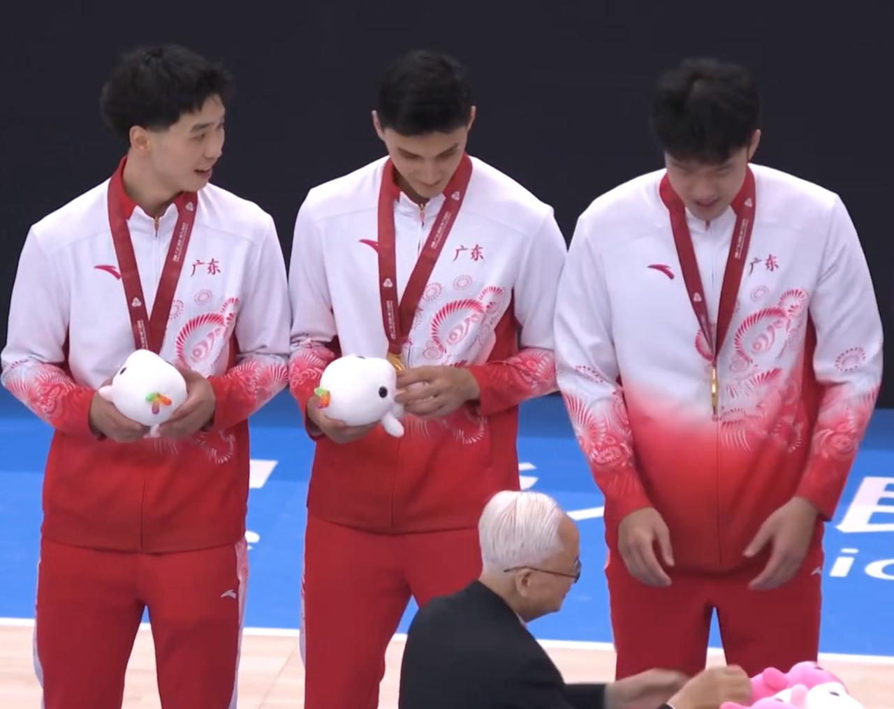 不服气！广东男篮全满贯，辽宁队球迷 ：广东队夺冠，相当于很多省都拿到了金牌。
第