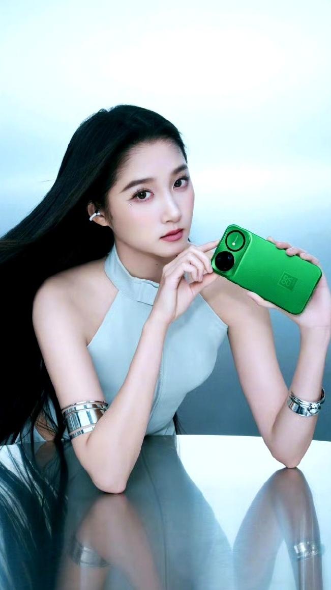 关晓彤这波美到封神！Y3K风配nova15带感绿，事业开挂的姐太绝了！

谁还没