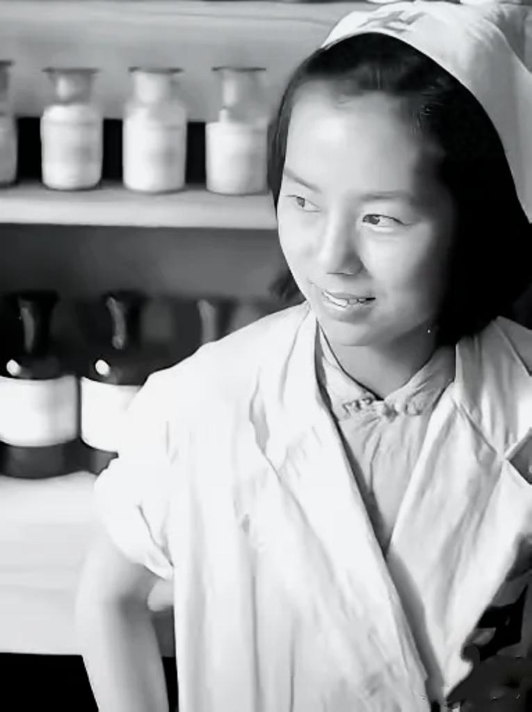 1927年，陈赓腿伤住院休养，他熟睡时，一个姓李的女护士突然告诉他：“快撤离！”