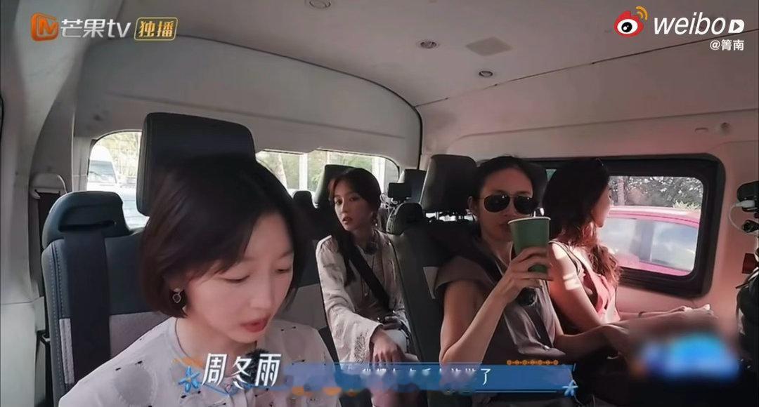 周冬雨套路邓为花儿与少年看得出来周冬雨临场反应灵动俏皮，巧妙避开导游差事之后迅速