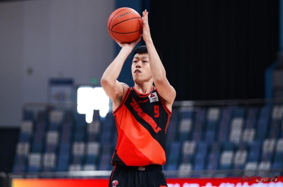 山东男篮输球是错判了许梦君的能力。今晚CBA山东对辽宁的比赛打的还是精彩激烈的。