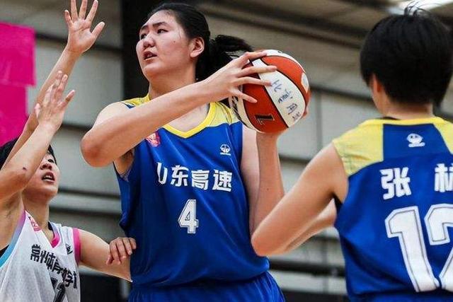 刚刚观看CCTV-5关于我国女篮的介绍。
其中关于张子瑜的一段让人惊叹。
介绍引