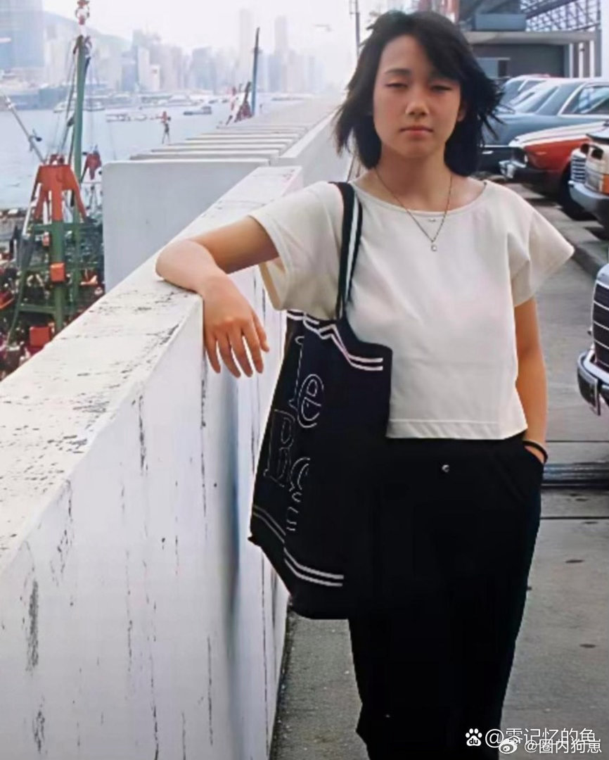 18岁的林忆莲青涩感十足，褪去成熟风情，干净柔和的长相，年少时期的模样格外耐看。