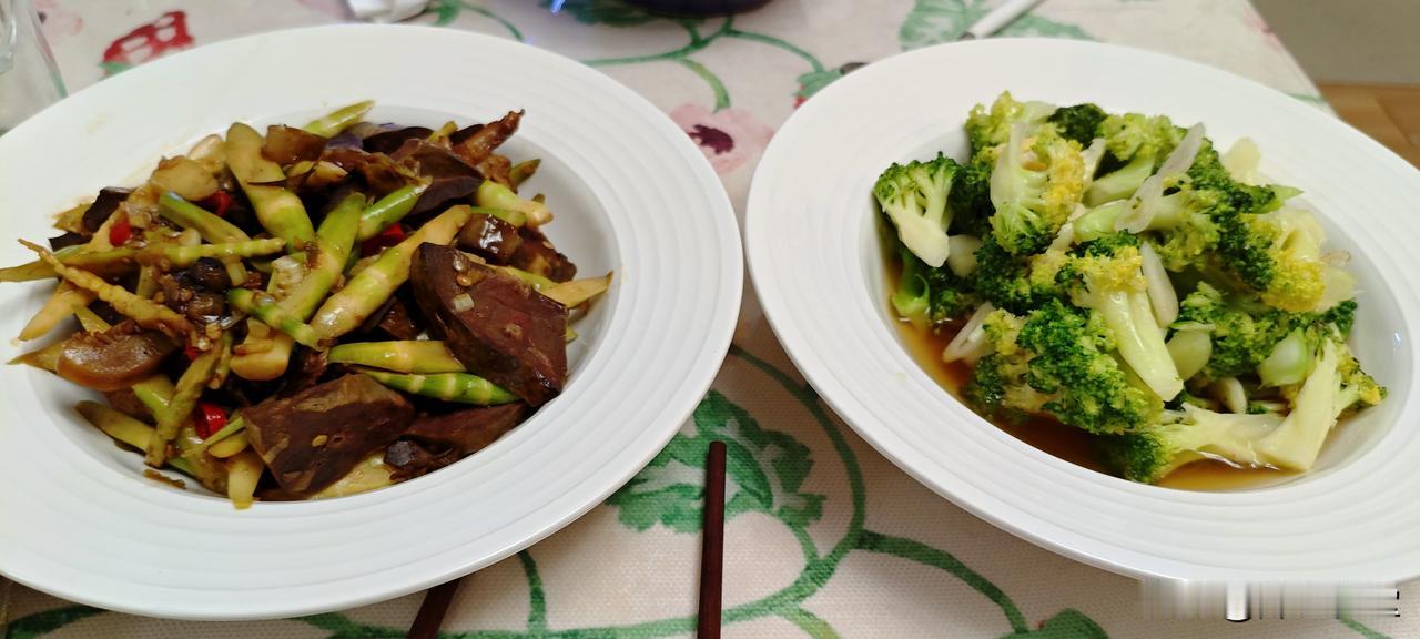 孩子外地上学了，我和老婆下班健完身回来有点晚，我就炒了两个菜：猪肺炒笋尖、清炒西