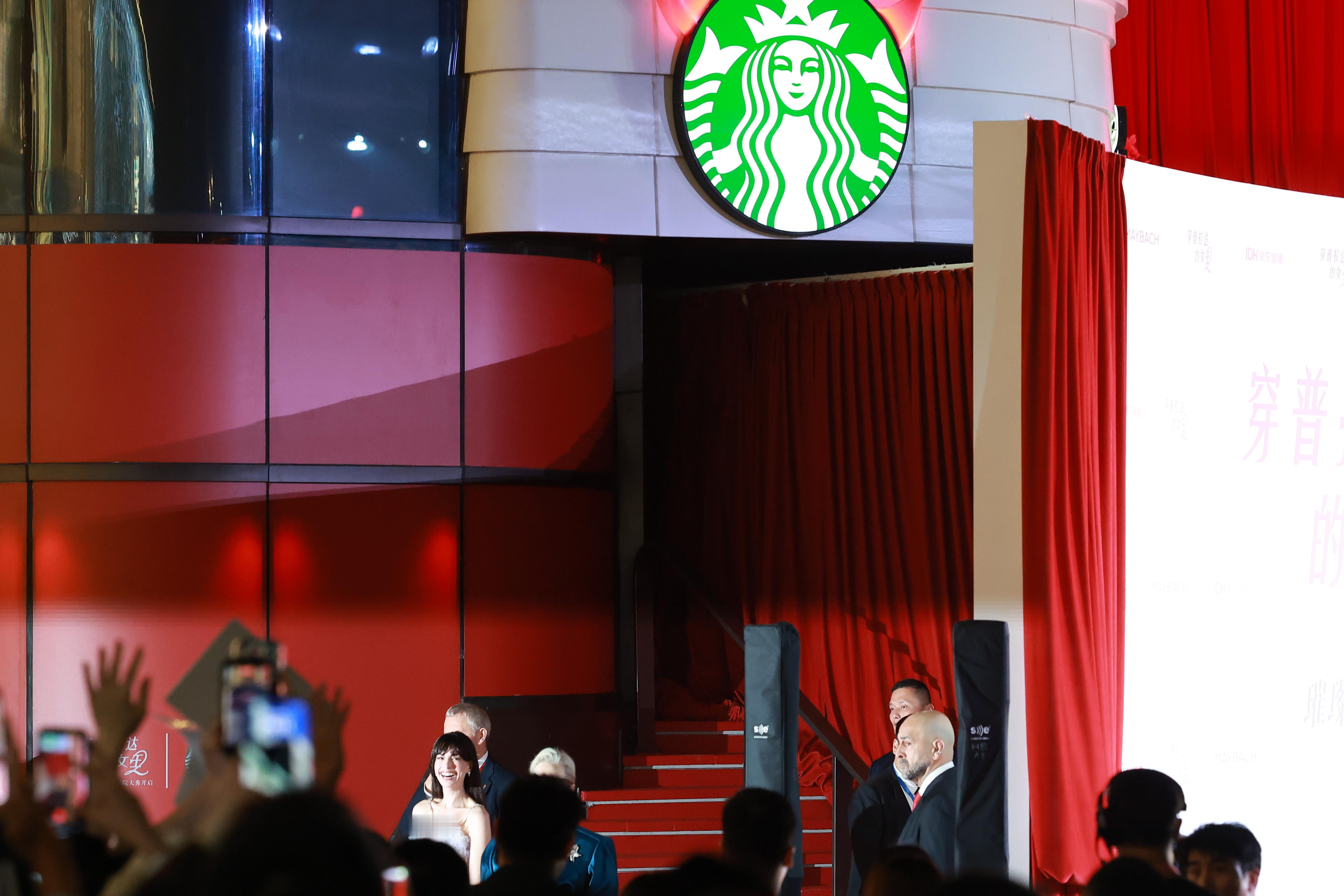 2006年无数人在大学宿舍的电脑前被《穿Prada的女王》狠狠戳中。那时我们都和