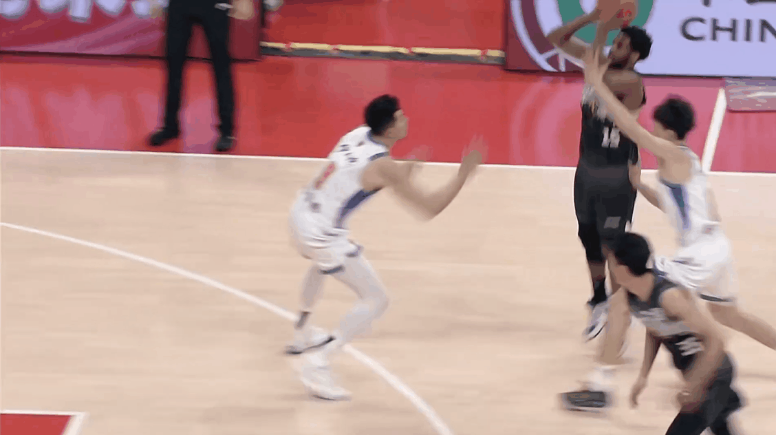 山东放弃盖利可惜了，干拔三分命中，吴冠希和杨芮拦不住



盖利下半场爆发了，面