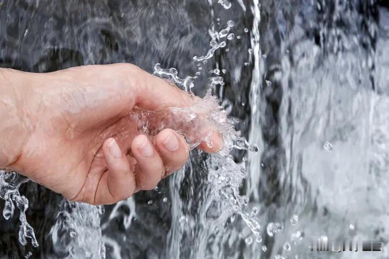 有些情侣谈着感情越来越淡，主要是新鲜感没了。刚开始在一起，看对方哪都好，可时间一