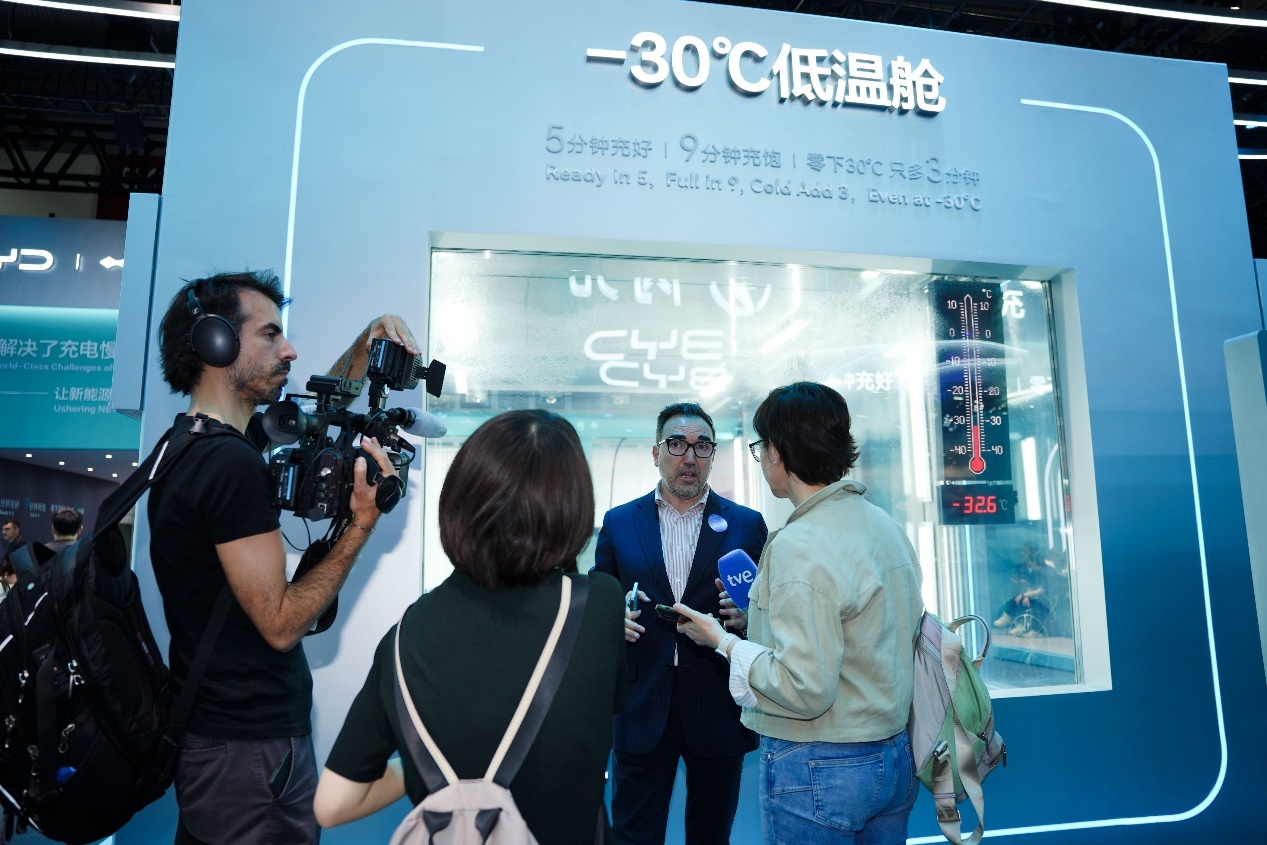 没去日内瓦不遗憾，全球老外都在比亚迪E3馆排队谁说车展只能去日内瓦、慕尼黑朝圣？