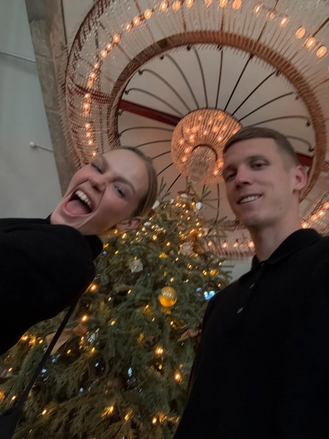 奥尔莫ins更新🆕和女友圣诞合影🎄🎄🎄🎄体育大赏巴萨至死不渝红蓝魂