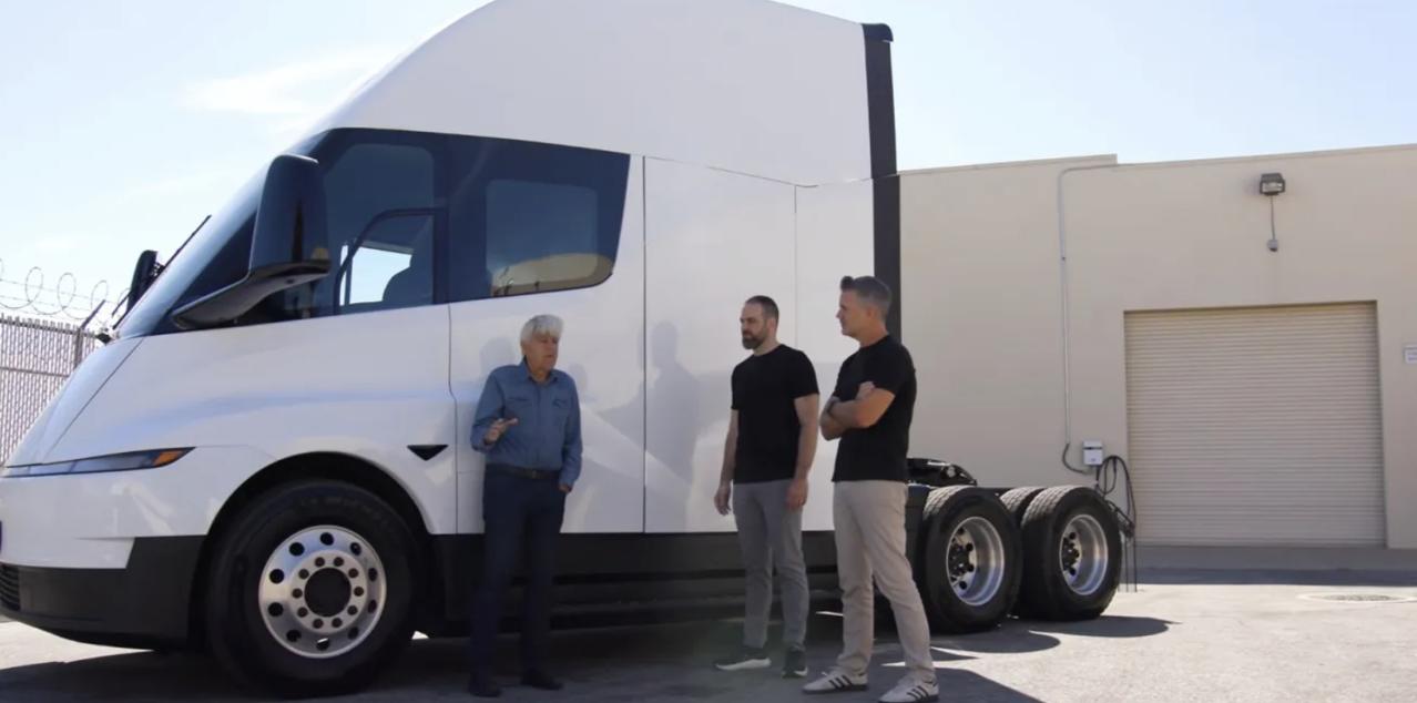 特斯拉卡车量产版终于来了，续航超800公里
特斯拉Semi卡车也是难产了很多年的